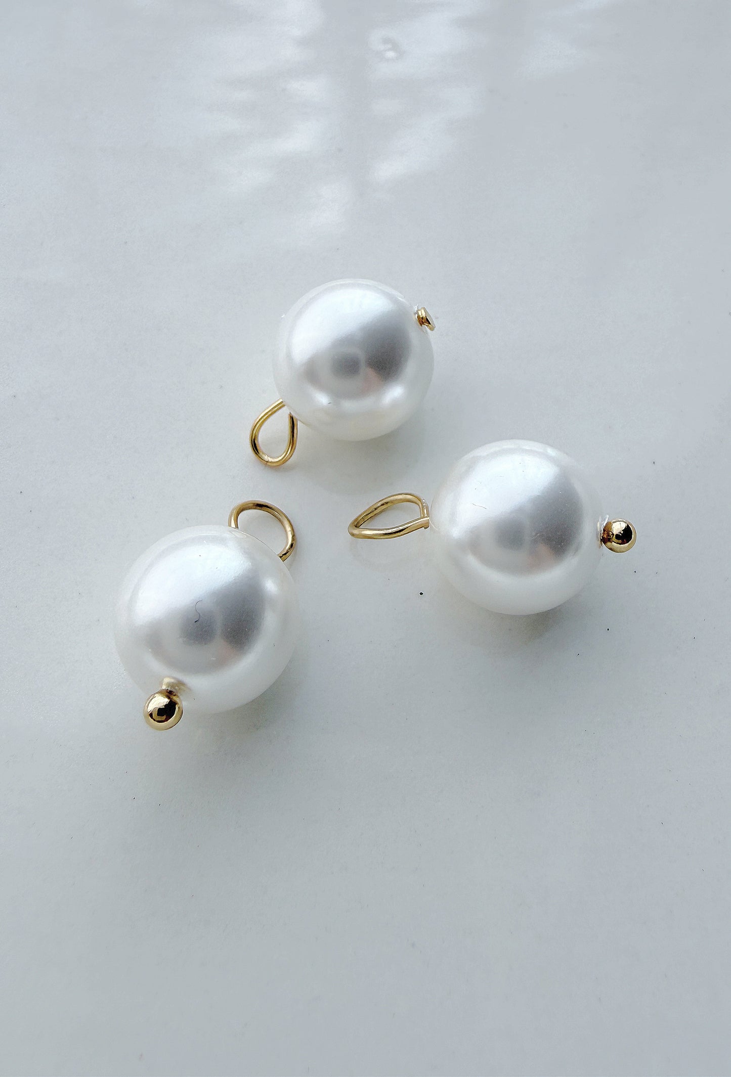 MEDIUM PEARL CHARM