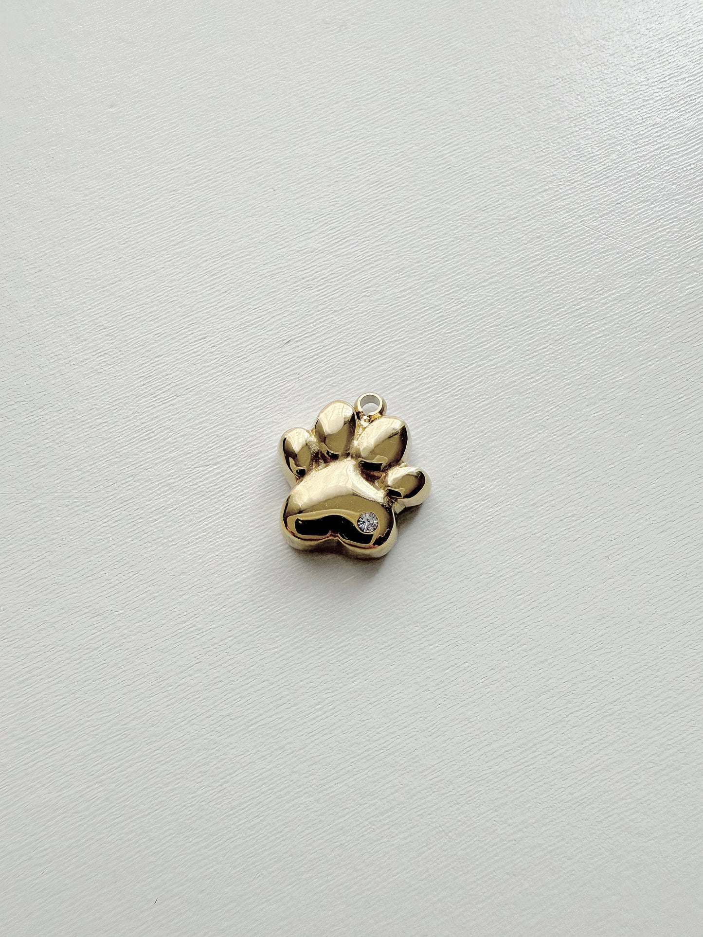 Huellita Zirconia Charm