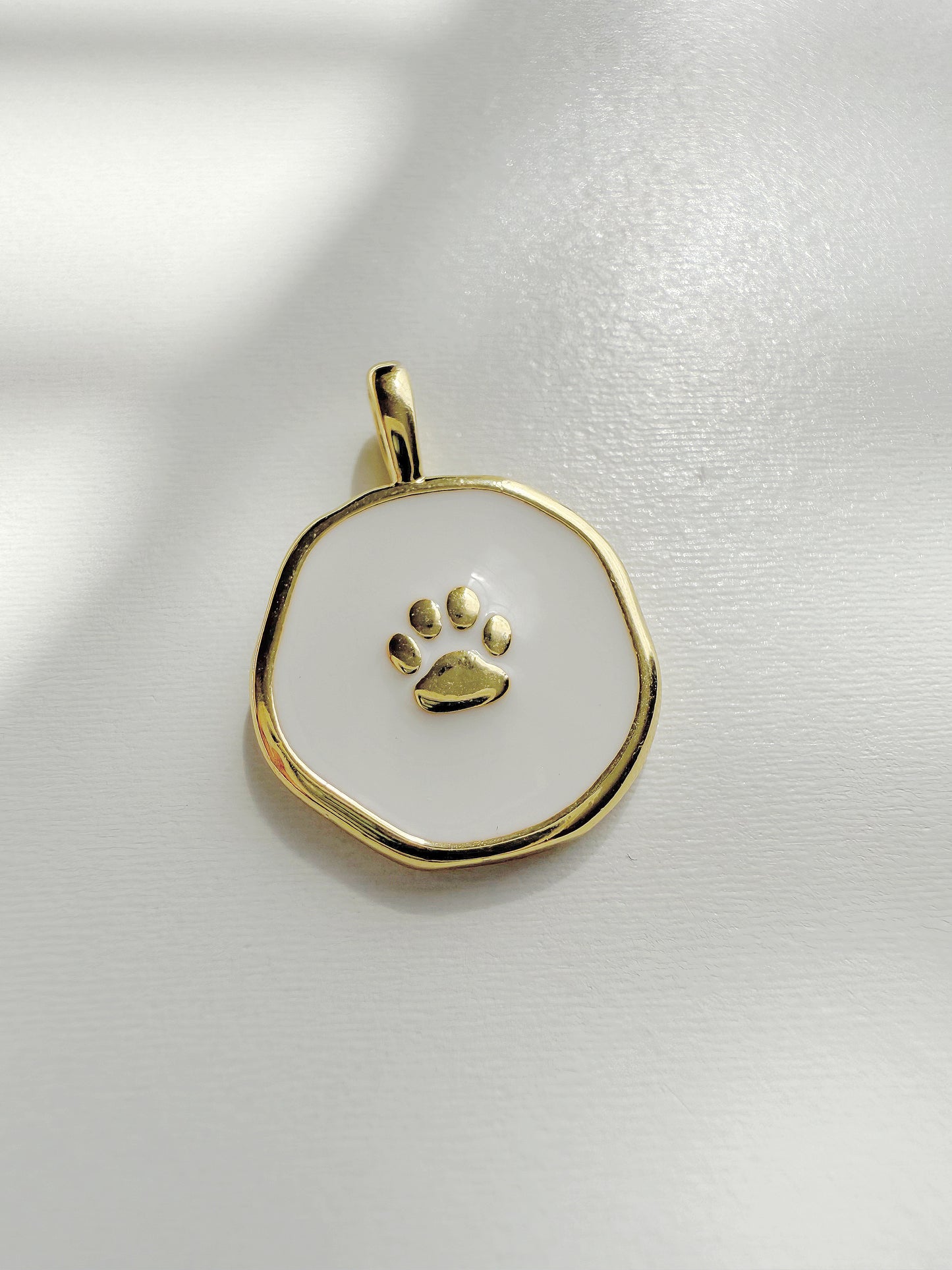 Huellita Blanca Charm