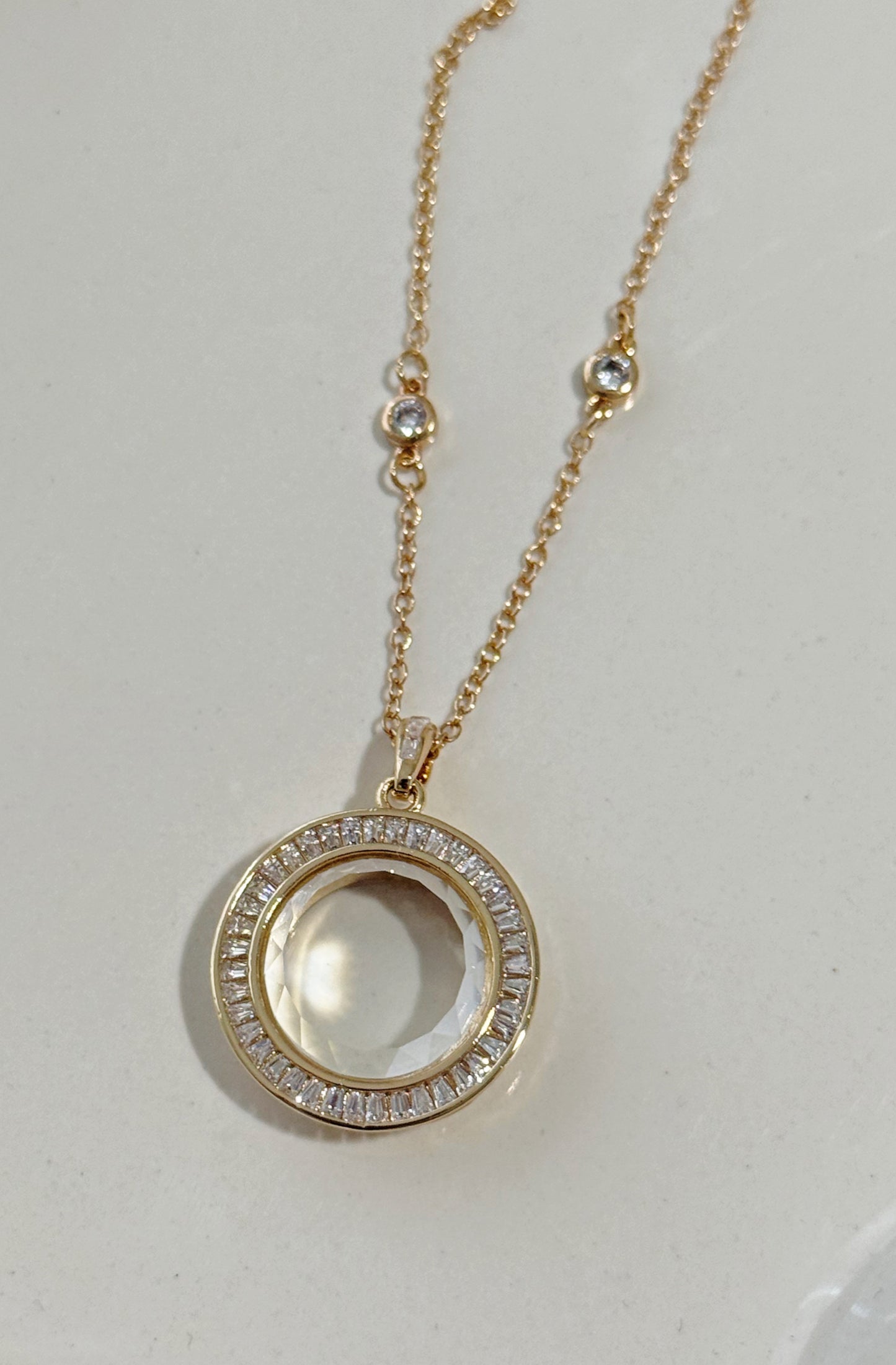 ROUND CRISTAL PENDANT NECKLACE