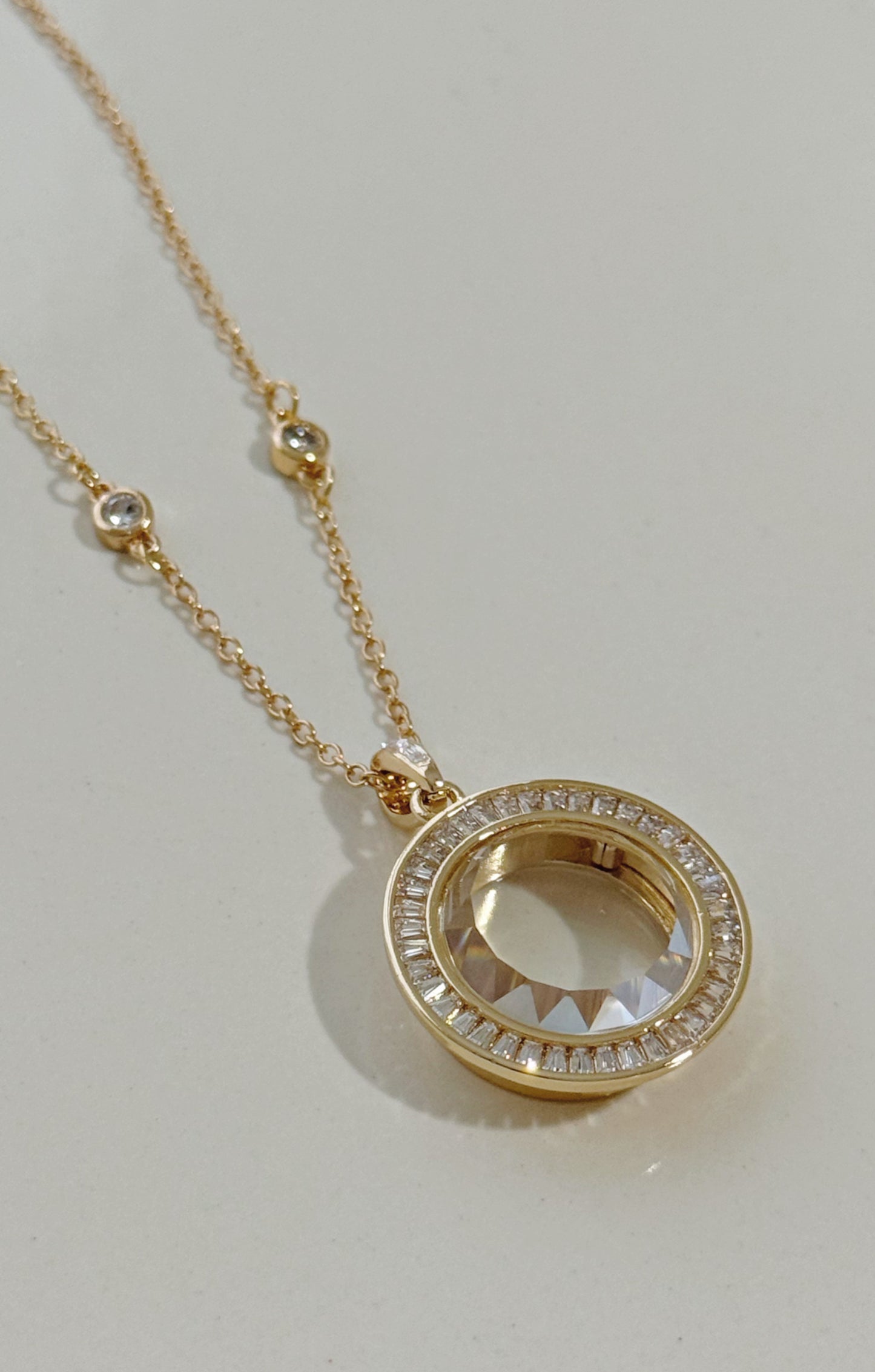 ROUND CRISTAL PENDANT NECKLACE