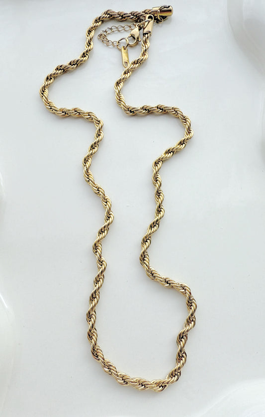 TWISTED NECKLACE
