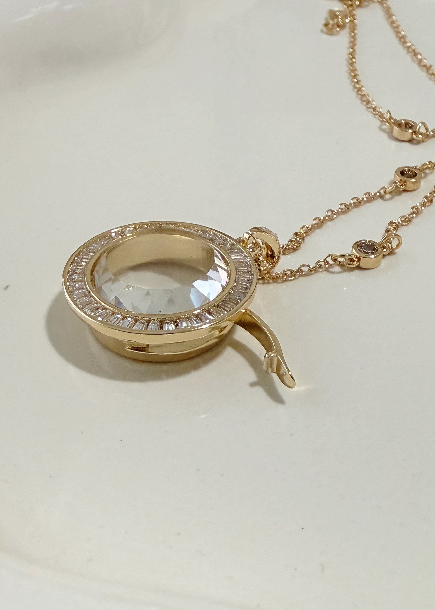 ROUND CRISTAL PENDANT NECKLACE